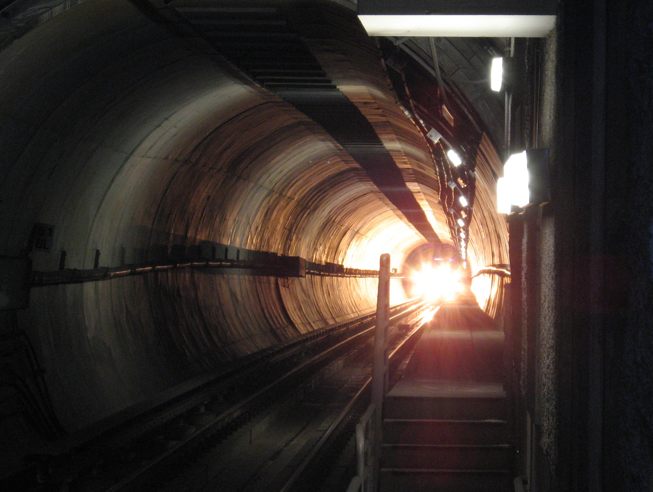 Subway_train_in_tunnel