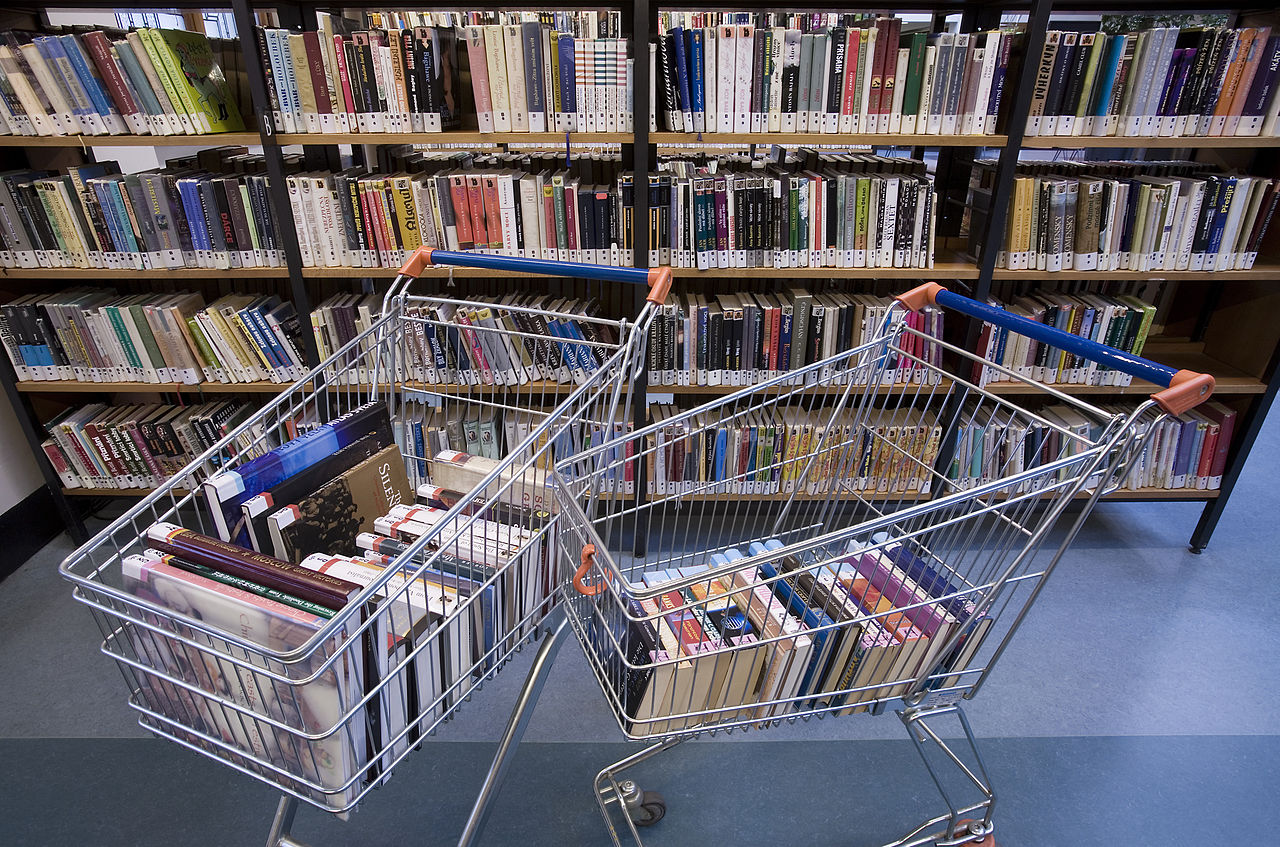 1280px-Books_in_a_shopping_cart_in_a_library_-_8459_2