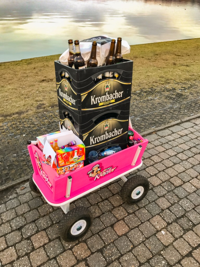 By dronepicr (https://commons.wikimedia.org/wiki/File:Bollerwagen_Kohlfahrt_Vatertag_%2833476920736%29.jpg)