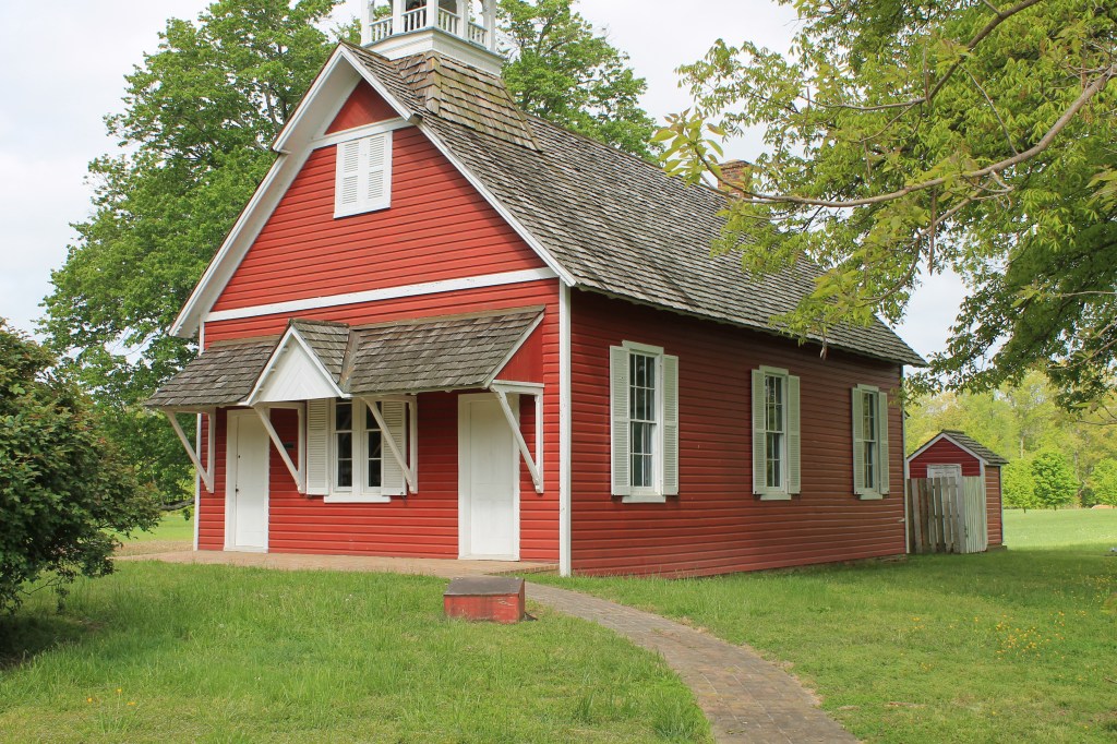 By Shopkins91 (https://commons.wikimedia.org/wiki/File:Little_Red_School_House.jpg)