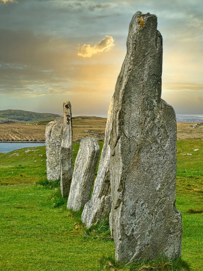 By MemoryCatcher (https://pixabay.com/de/photos/stehende-steine-historische-seite-6941194/)