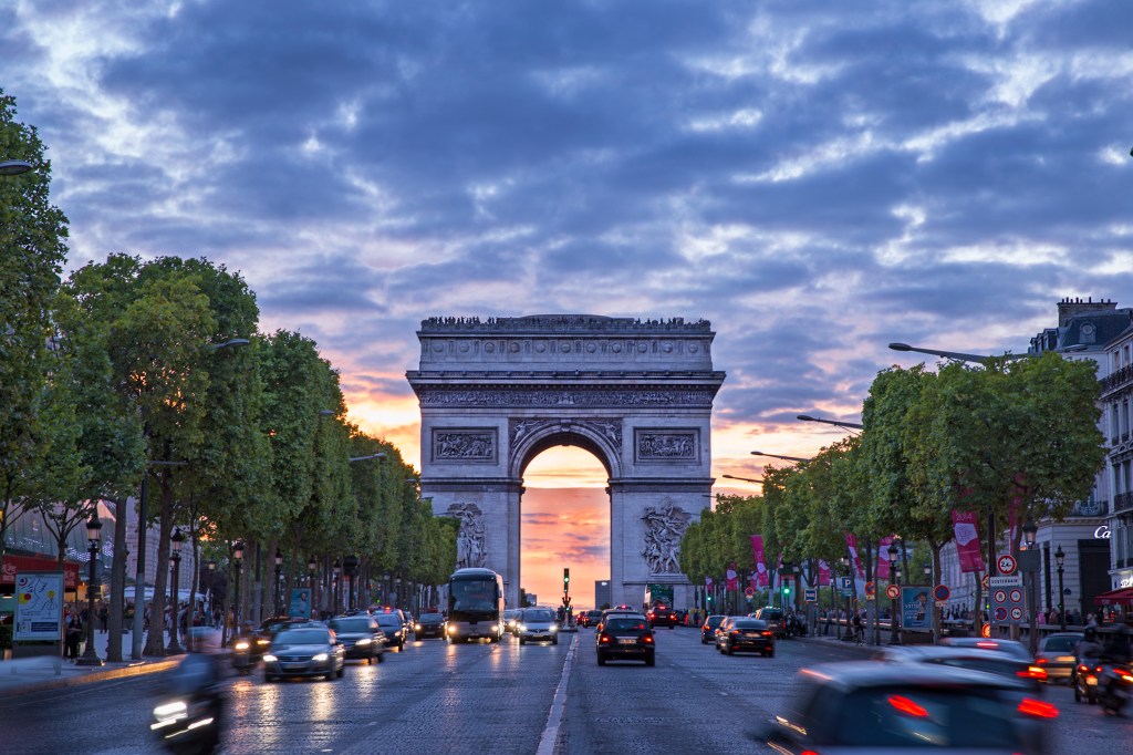 By Cedric.chan (https://commons.wikimedia.org/wiki/File:Arc_de_Triomphe_-_Champs-Élysées.jpg)